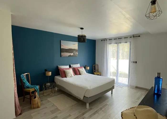 De L'ille, Avec Terrasse Et Parking Prive